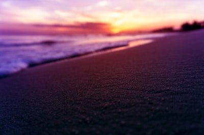 日落时海浪拍岸